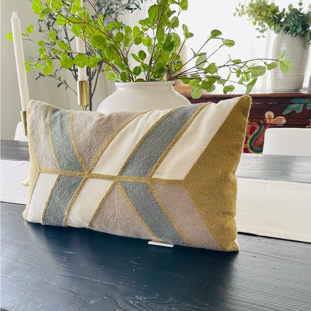 INK + IVY small accent pillow new